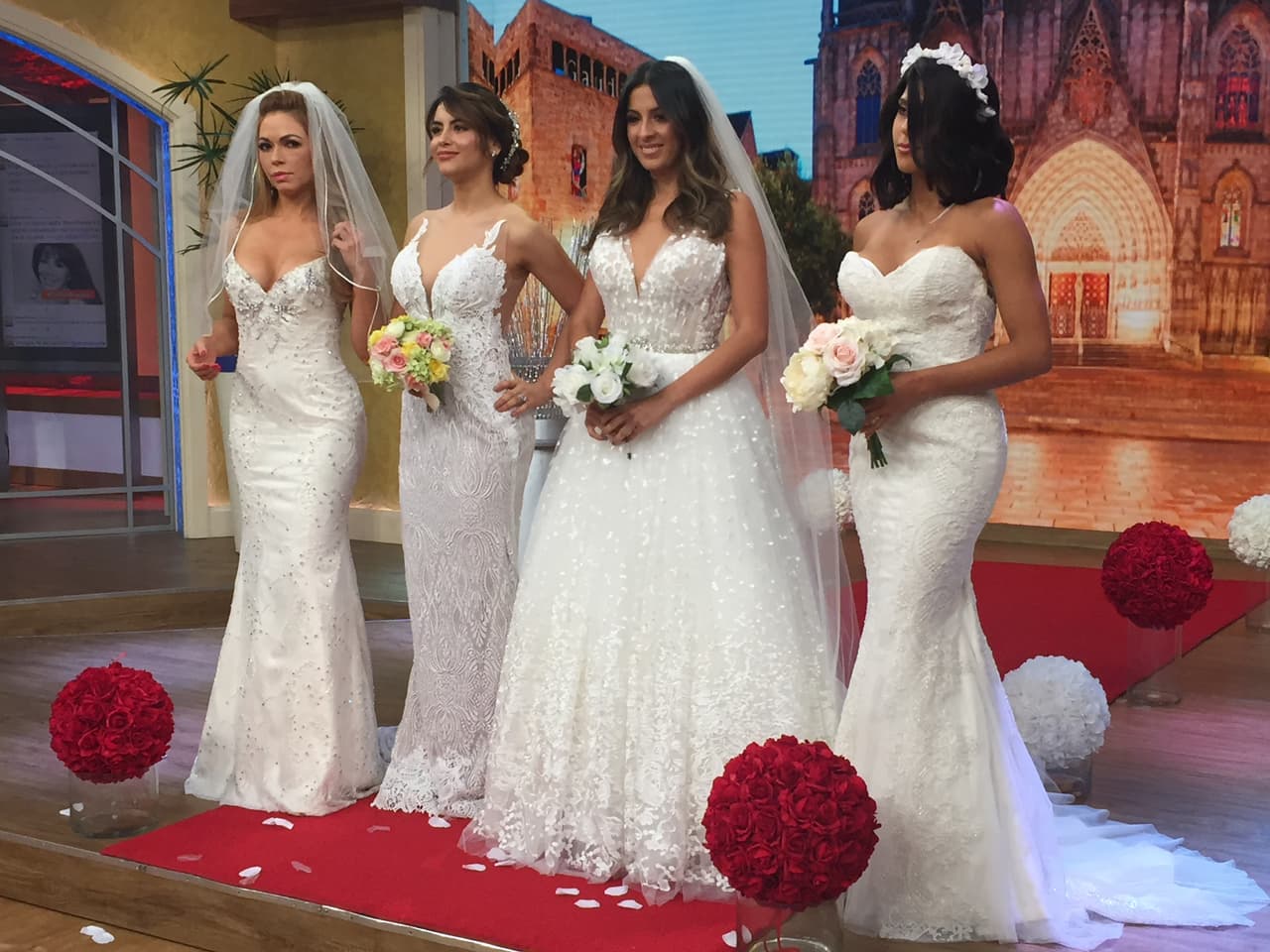 <b>EL VESTIDO CARÍSIMO:</b> Seguro la idea de rentarlo te parece muy radical, pero tampoco tienes que empeñarte en ir vestida de Vera Wang, ya que un vestido así de caro, sin duda restará el presupuesto total de tu evento.
<br>