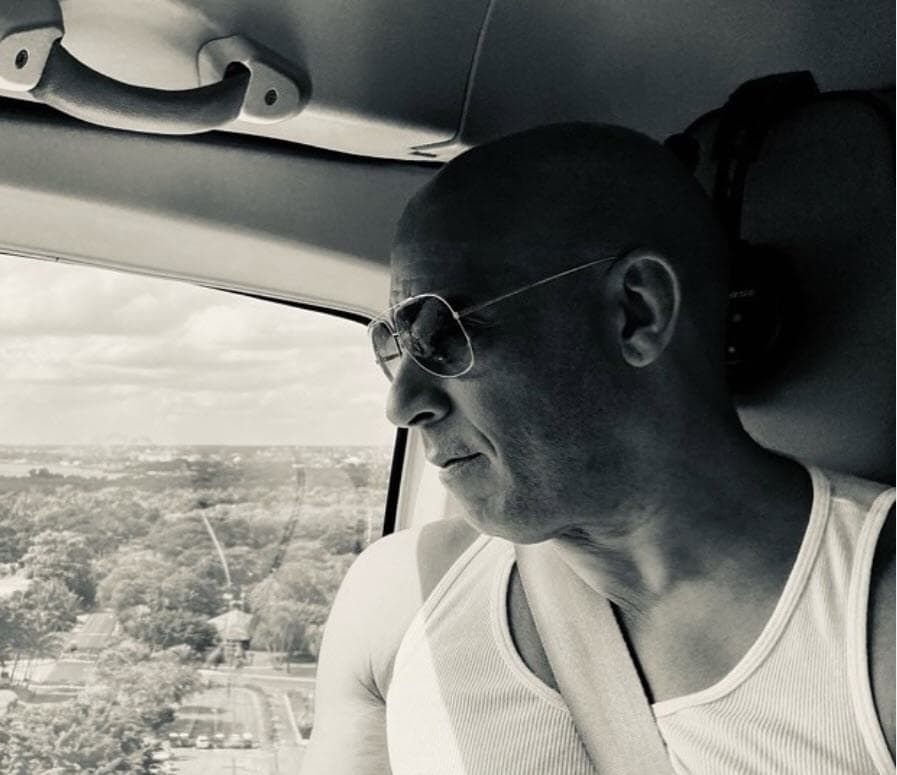 De acuerdo con el el portal, algunos de quienes viven en esa exclusiva zona ya no soportan la 
<b><a href="https://www.univision.com/famosos/empacaron-hasta-el-papel-higienico-asi-se-rodo-the-fast-and-the-fate-of-the-furious-en-cuba-video" target="_blank">"excesiva" seguridad que existe alrededor del actor</a></b> y su familia. 
<br>