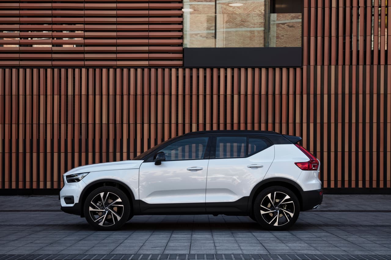 Las versiones R-design de la Volvo XC40 ponen un acento en la deportividad, con rines de diseño agresivo, techo contrastante en negro y algunos detalles distintivos en su interior. Sin embargo, la única diferencia mecánica con el resto de los modelos de la línea es una calibración más agresiva de la suspensón con resortes y amortiguadores menos suaves.