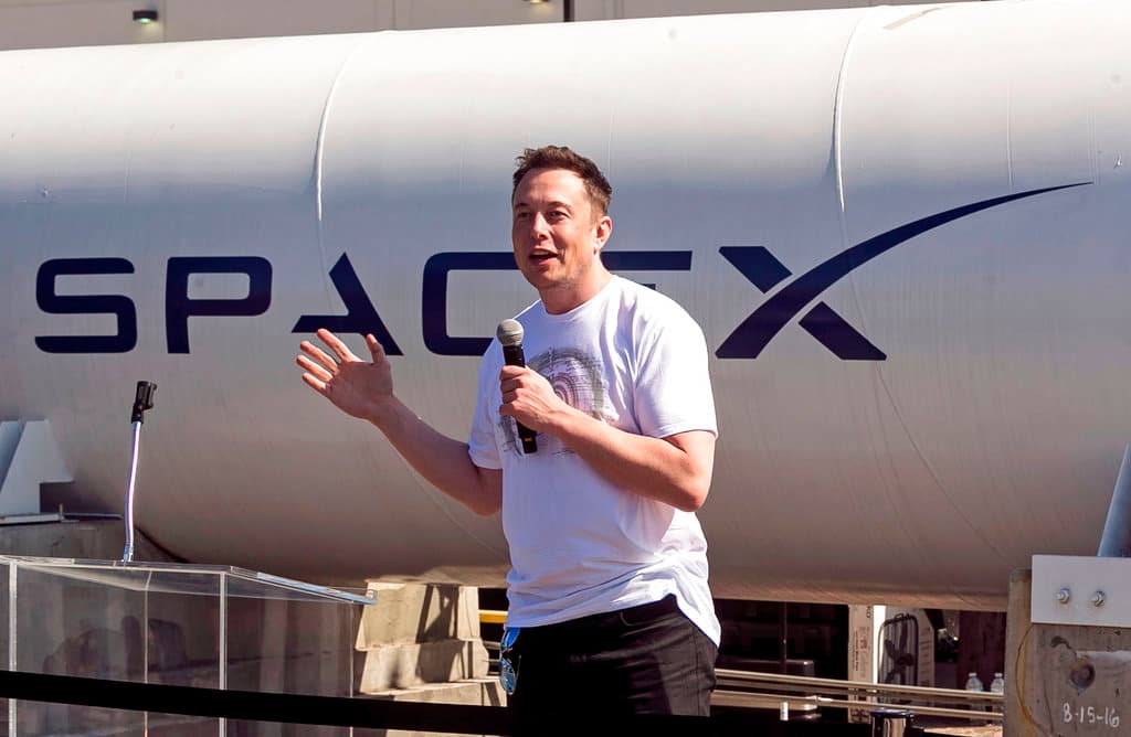 Aunque en los últimos años Musk se ha ido desprendiendo de su portafolio de bienes raíces, todavía mantiene una propiedad centenaria en el Área de la Bahía de San Francisco, California, que renta para eventos. Esa casa de 7 habitaciones, en 16,000 pies cuadrados, fue puesta a la venta en junio por $32 millones.