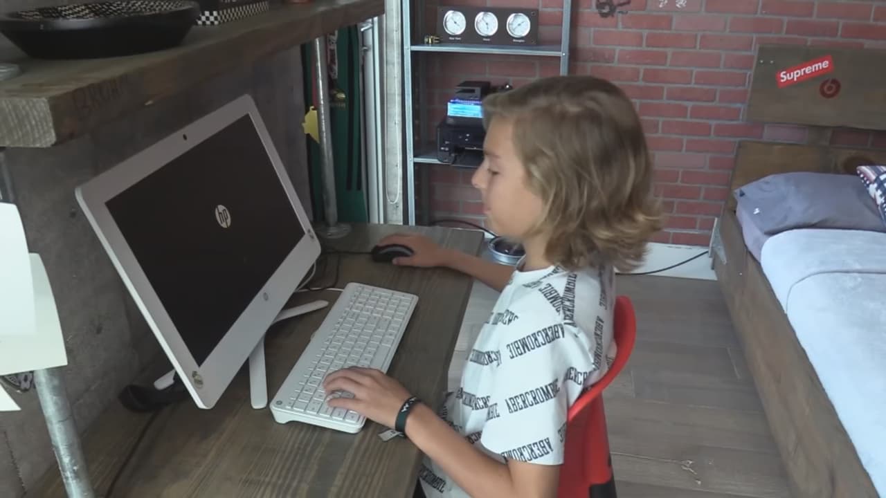 No permitas que tu hijo se convierta en víctima de explotación infantil cuando usa internet en verano