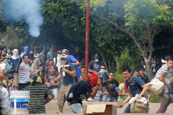 El Frente Nacional de Resistencia Popular exigió una serie de demandas al gobierno, como: detener el alza a los combustibles y la canasta básica y la represión contra las manifestaciones populares.