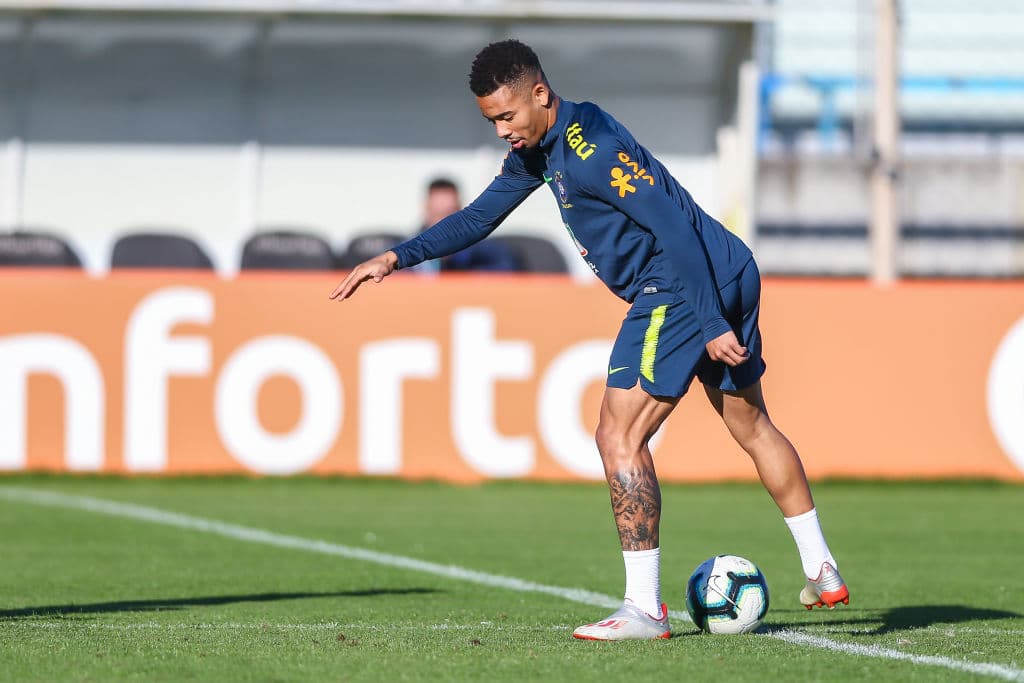 Brasil, además de la obligación como país sede, y todos su blasones, tiene la urgencia de recuperar el prestigio en la contienda continental, luego de que ganaran en 2007 la Copa América por última vez; en 2011 y en 2015, sucumbieron en la etapa de Cuartos de Final, ni más ni menos que, con Paraguay, el rival en turno este jueves. En 2016 la Canarinha ni siquiera pasó de la fase de grupos. Con esto en mente, el equipo plagado de estrellas, dirigido por Tite, cerró con fuerza su práctica final antes de volver a verse las caras con su modesto pero incómodo rival y vecino geográfico.