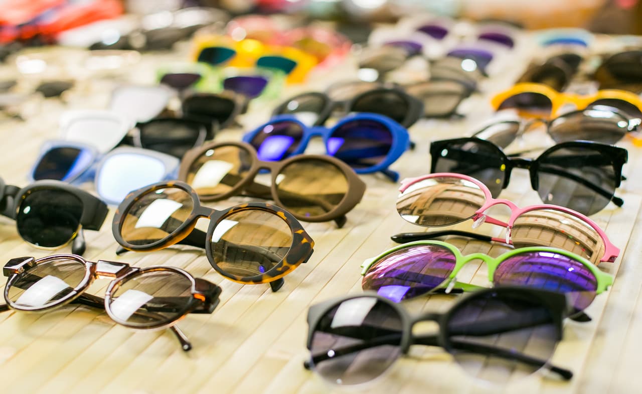 Un cristal muy oscuro no necesariamente protegerá tus ojos de los rayos ultravioleta, así que deberías asegurarte de verificar la calidad del filtro solar que indica la etiqueta.