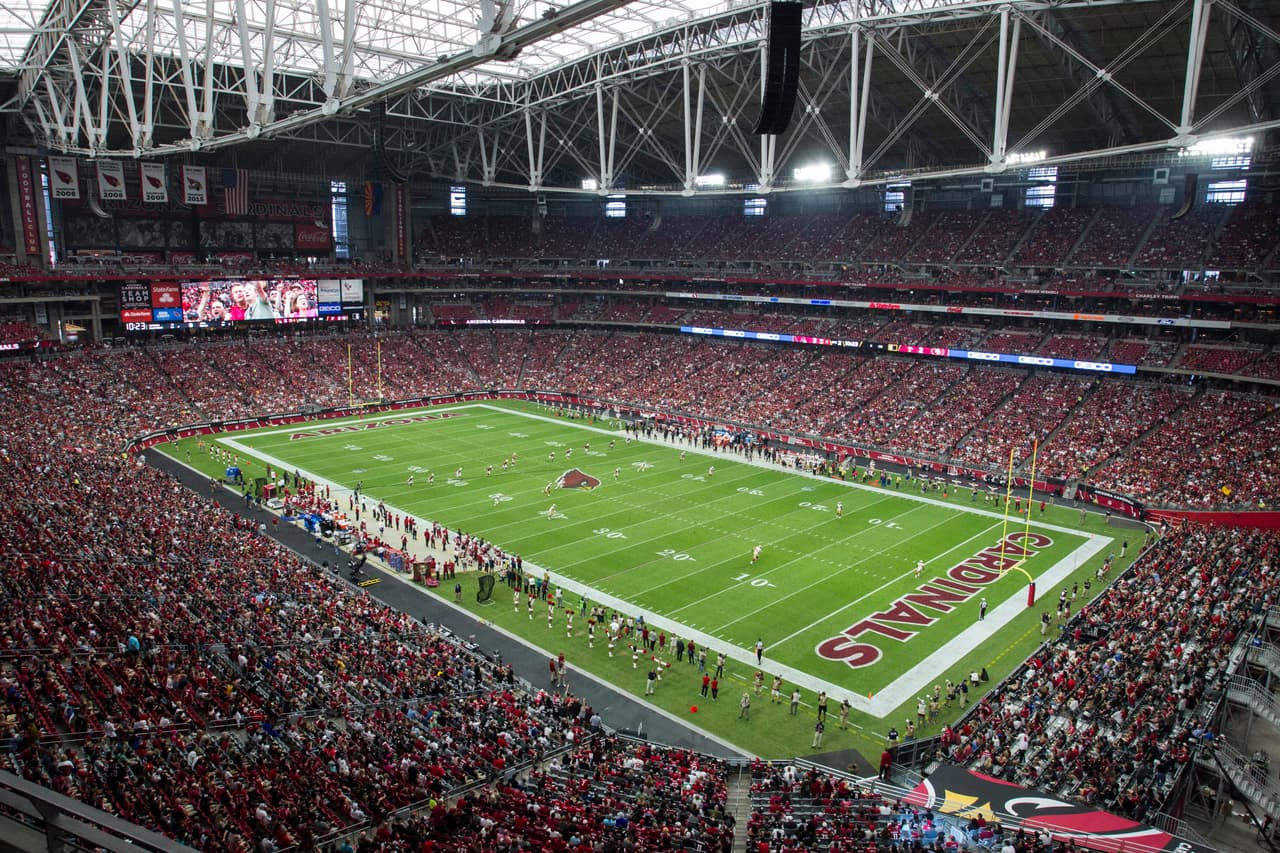 State Farm Stadium | Arizona Cardinals | Hasta el 2018 fue conocido bajo el nombre de University of Phoenix Stadium. Tiene capacidad para 63 mil espectadores.
