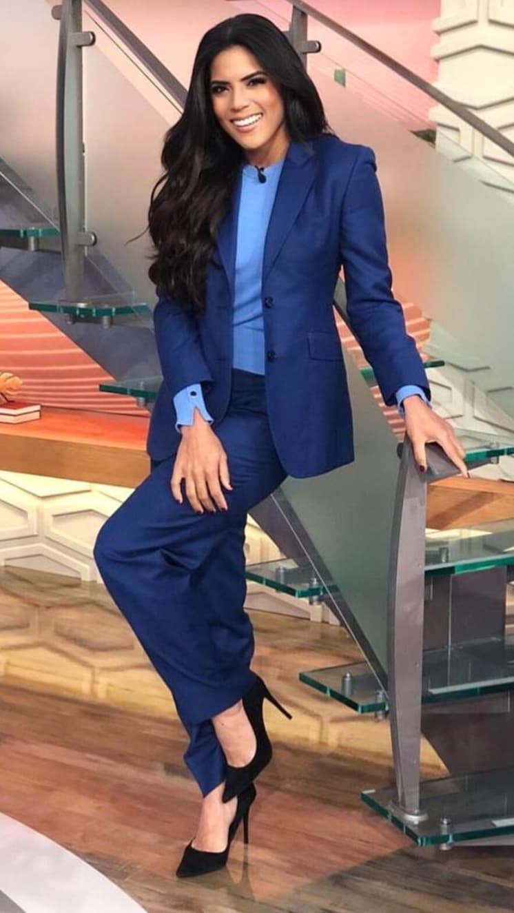 El color azul le va muy bien a Francisca Lachapel, en esta imagen está posando en un traje que la hace ver ejecutiva y vanguardista. La blusa lisa que lleva por debajo del saco hace que su look se incline al estilo ‘casual business’.