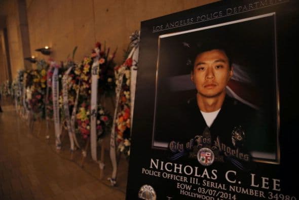 Familiares, amigos y miles de oficiales de distintas fuerzas de seguridad local ofrecieron sentido velatorio oficial Nicholas Lee, con el oficio del Arzobispo José Gómez en la sede de Nuestra Señora de Los Ángeles. Los restos del oficial de entrenamiento serán sepultados hoy en el cementerio Forest Lawn Memorial en la ciudad de Glendale. Detalles del trágico accidente que cobró la vida del respetado oficial aquí: Mira el reportaje completo aquí.