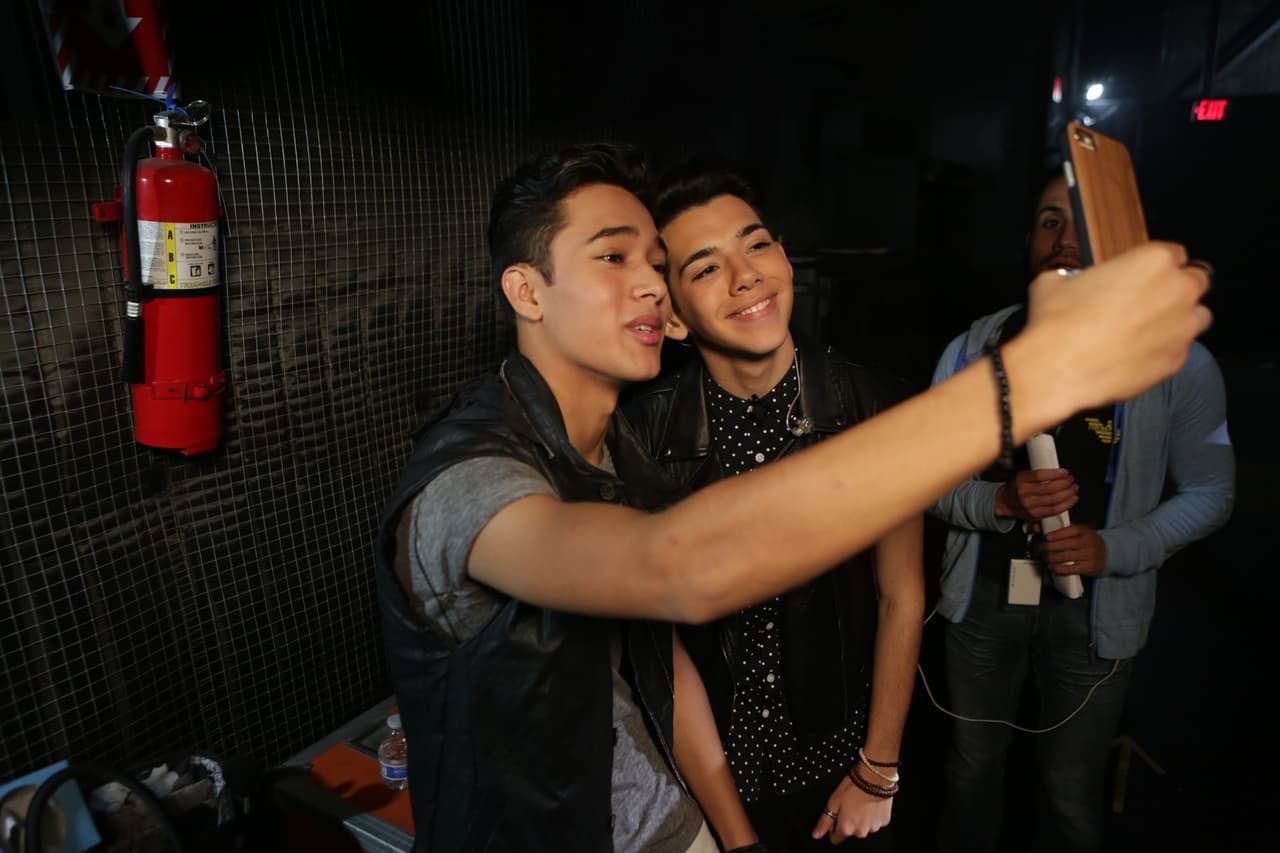 Te llevamos en exclusiva detrás del primer show de La Banda LIVE. We take you behind the scenes.