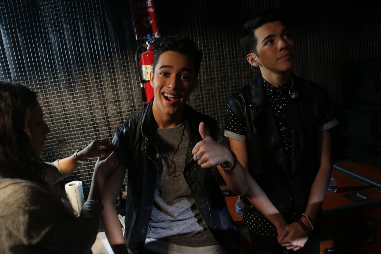 Te llevamos en exclusiva detrás del primer show de La Banda LIVE. We take you behind the scenes.