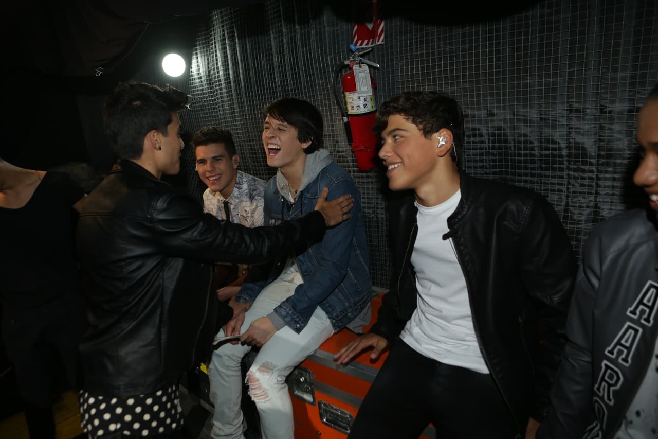 Te llevamos en exclusiva detrás del primer show de La Banda LIVE. We take you behind the scenes.