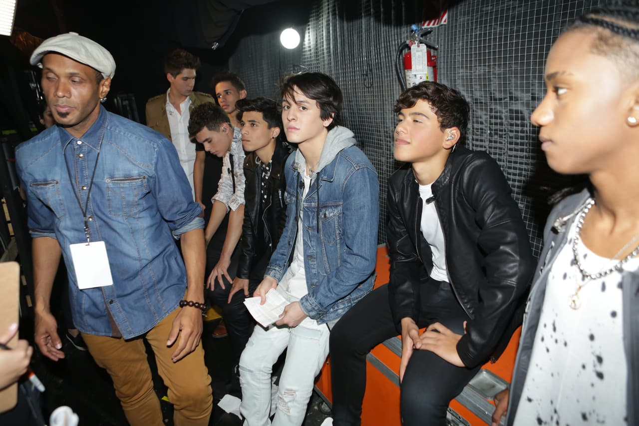 Te llevamos en exclusiva detrás del primer show de La Banda LIVE. We take you behind the scenes.