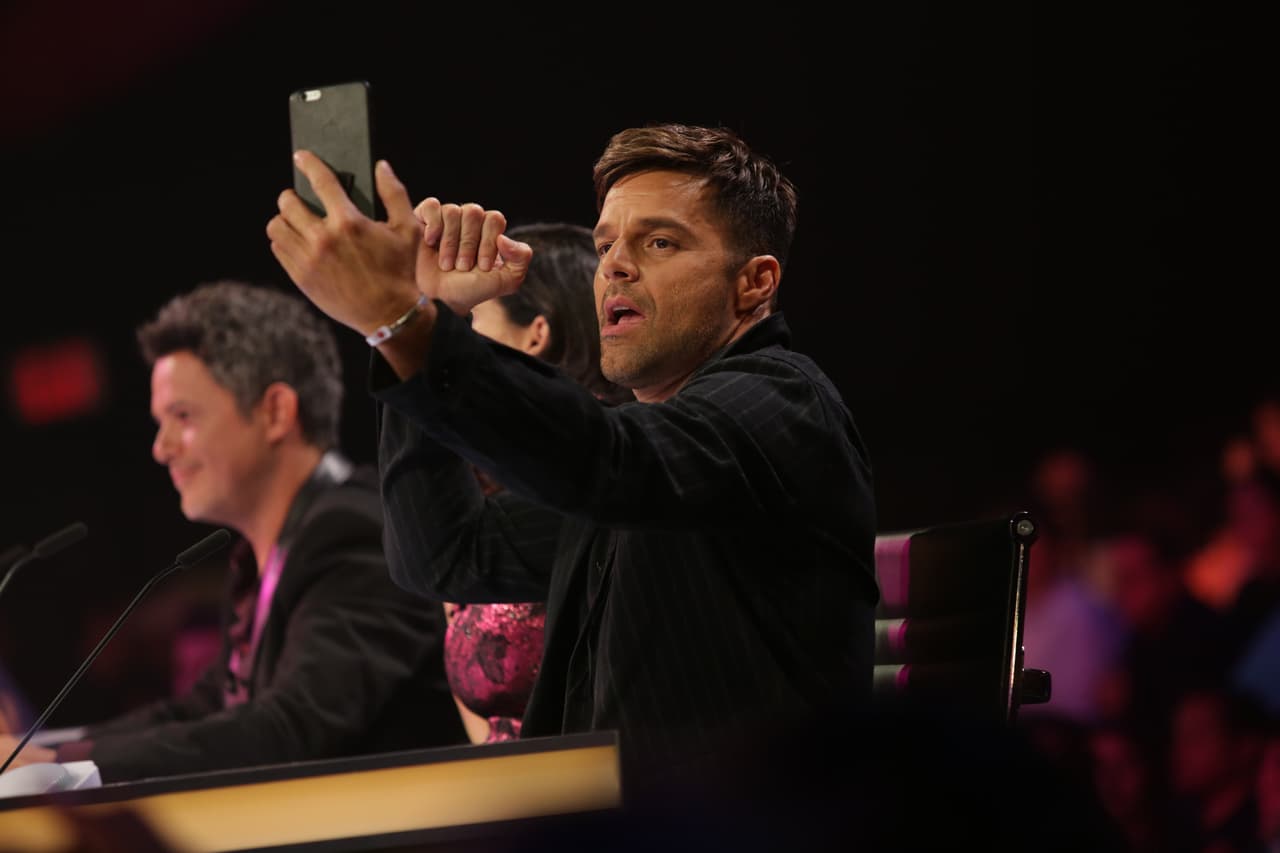 Te llevamos en exclusiva detrás del primer show de La Banda LIVE. We take you behind the scenes.