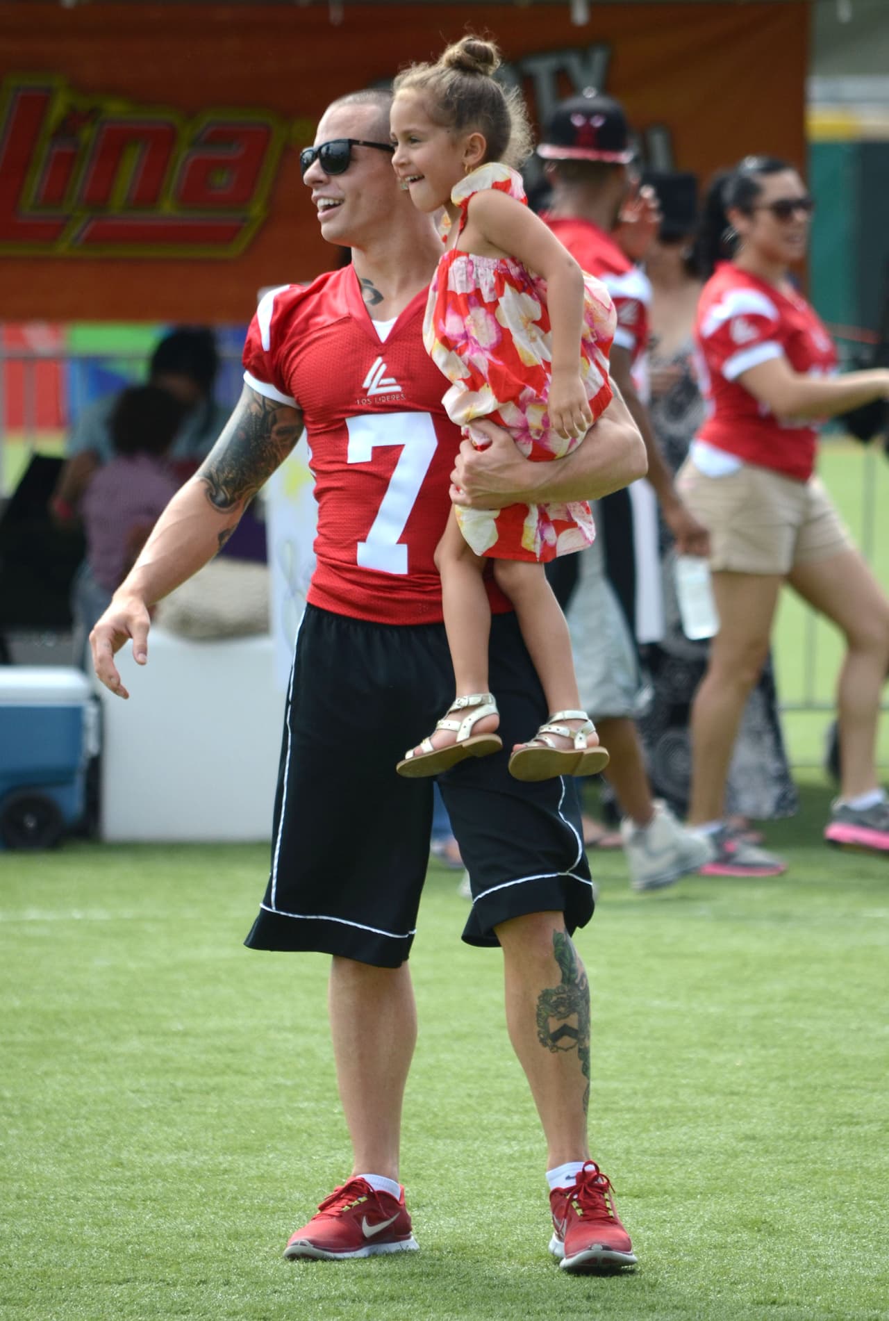 Incluso, en los brazos de quien fuera pareja de Jennifer Lopez, Casper Smart.