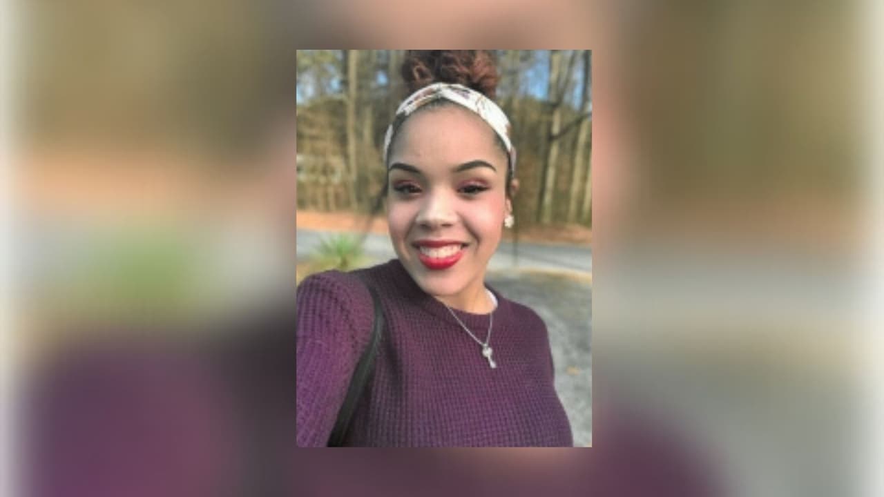 Kierra Clay, de 18 años, iba de pasajera en el Ford Fusion 2013 que cruzó la línea central y provocó un choque frontal con una Dodge Ram 2004.
<br>
<br>Clay murió dos días antes de cumplir 19 años,
<a href="https://www.julianpeeples.com/obituaries/Kierra-Cheyenne-Clay?obId=22245784" target="_blank">dice su obituario</a>.