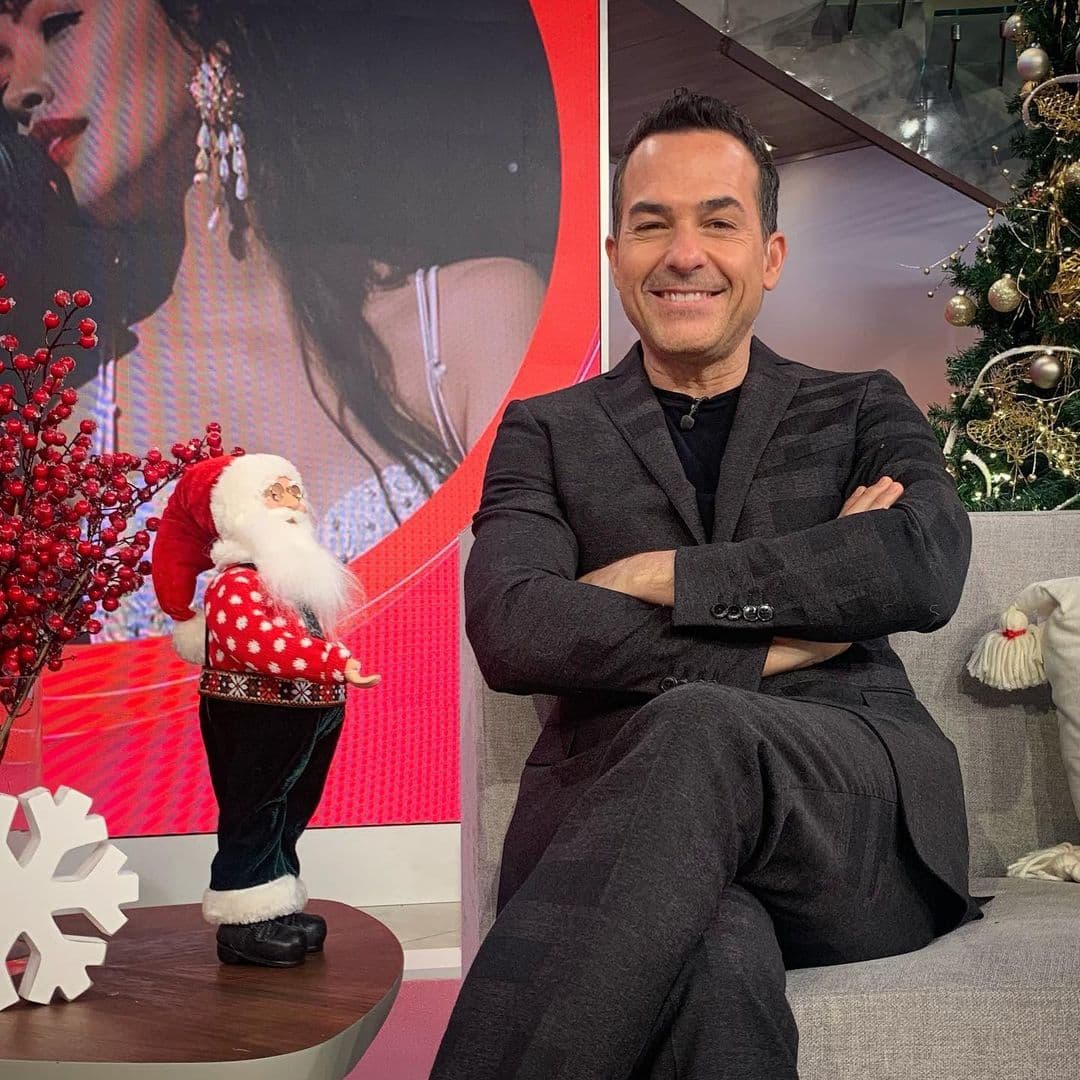 Carlitos también se está disfrutando con todo la Navidad. Aquí lo vemos derrochando estilo sentado junto a un Santa Claus.