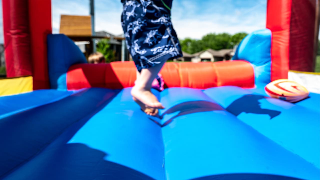 Niño de 2 años muere cuando casa inflable es arrastrada por el viento en Casa Grande
