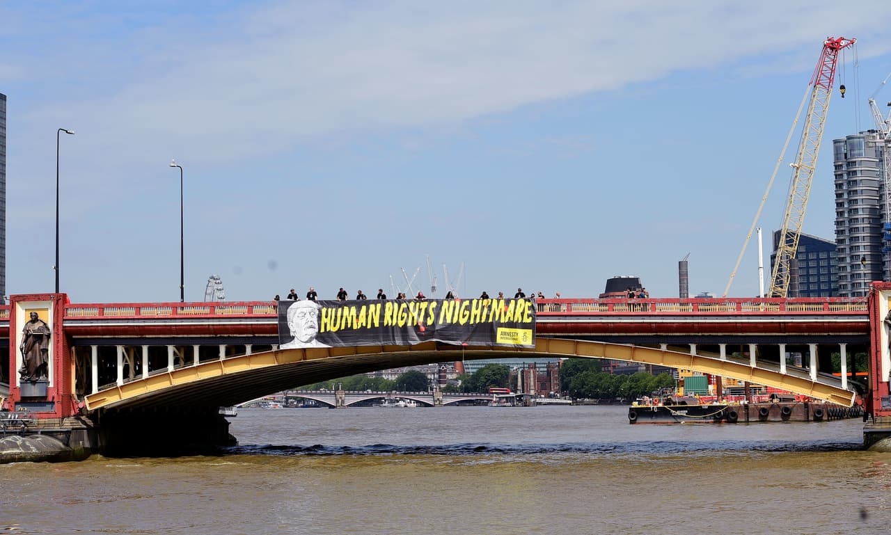 Así esperaban a Trump en Londres. Este jueves el mandatario llegó a Londres, en donde lo aguardan masivas y originales protestas. Aquí, una foto en un puente de Londres se ve una bandera de Amnistía Internacional que llama a Trump una "pesadilla para los derechos humanos":