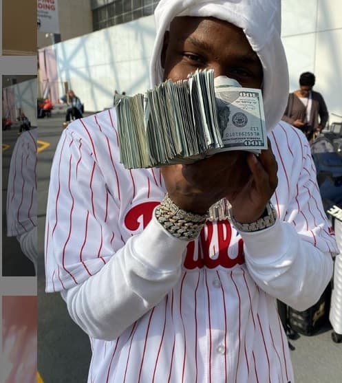 Al acercarse, los oficiales vieron que había marihuana dentro del vehículo.