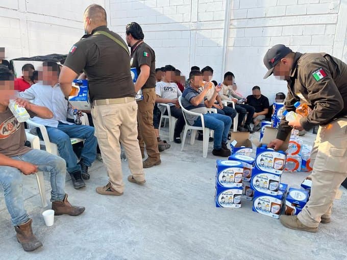 Las personas halladas dentro del tráiler fueron trasladas por las autoridades a a la Estación Migratoria de Guadalupe, Nuevo León.