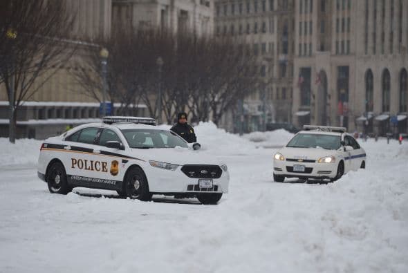 La expectativa, advierten las autoridades, es que en NY la nevada se convierta en una precipitación de lluvia congelante en la tarde, para luego convertirse de nuevo en nieve durante la noche del jueves.