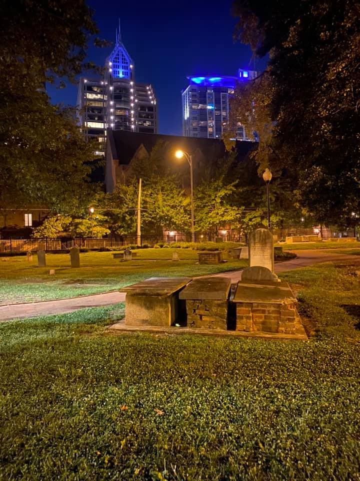 <b>Old Settlers' Cemetery (Charlotte)</b>: Se trata de uno de los cementerios más antiguos de Carolina del Norte, enterrados aquí encontrarás figuras notables y prolíficas que se remontan a la fundación de Charlotte. Thomas Polk (tío abuelo del presidente de EE. UU., James K. Polk) está enterrado aquí. En 1775, Thomas construyó su casa en el cruce de Great Wagon Rd (ahora Tryon St.) y una ruta comercial de nativos americanos (ahora Trade St.). Se dice que es el padre fundador de Charlotte.