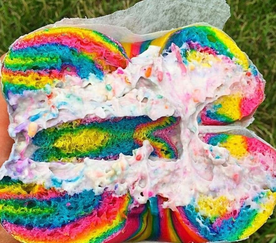 Conéctate con lo que está haciendo la empresa: http://www.thebagelstoreonline.com/