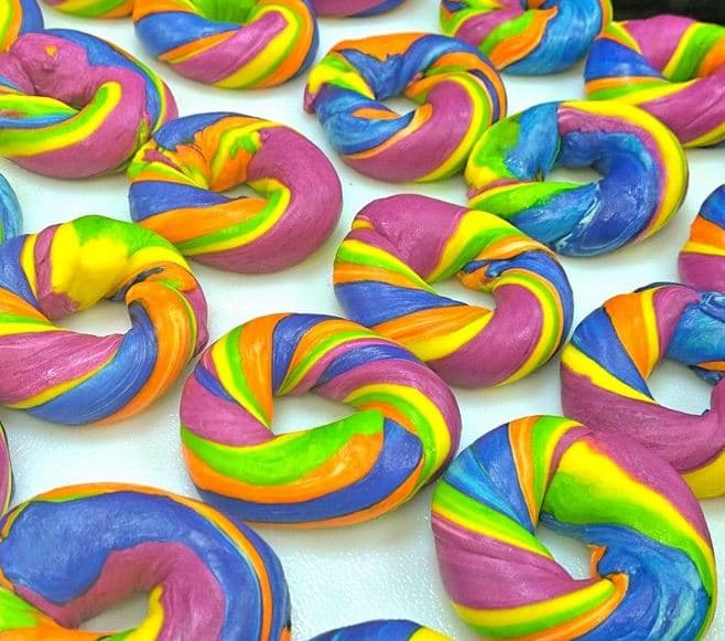 The Bagel Store está vendiendo unos bagels que parecen sacados de un mundo de fantasía.