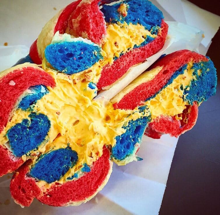 The Bagel Store está vendiendo unos bagels que parecen sacados de un mundo de fantasía.