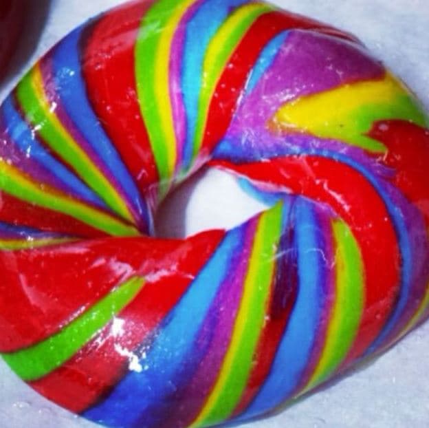 The Bagel Store está vendiendo unos bagels que parecen sacados de un mundo de fantasía.