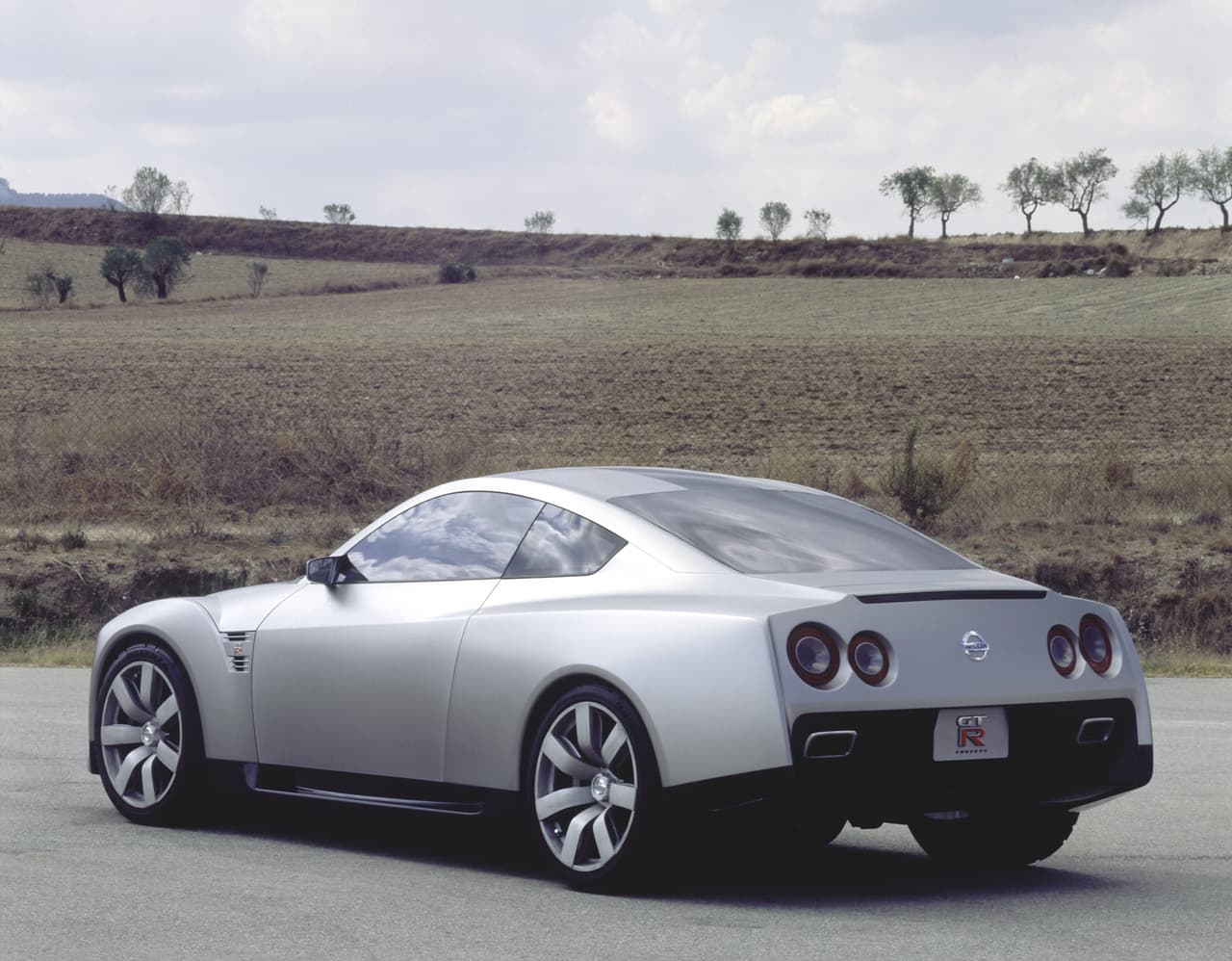 Por otro lado, los diseñadores aseguraron retener algunos elementos distintivos -y clásicos- del GT-R como sus faros posteriores redondos. (Foto: Nissan Concept GT-R)
<br>