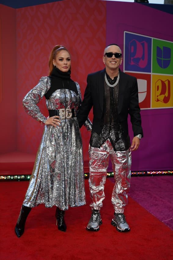 Por su parte, Yandel asistió con un look metálico.