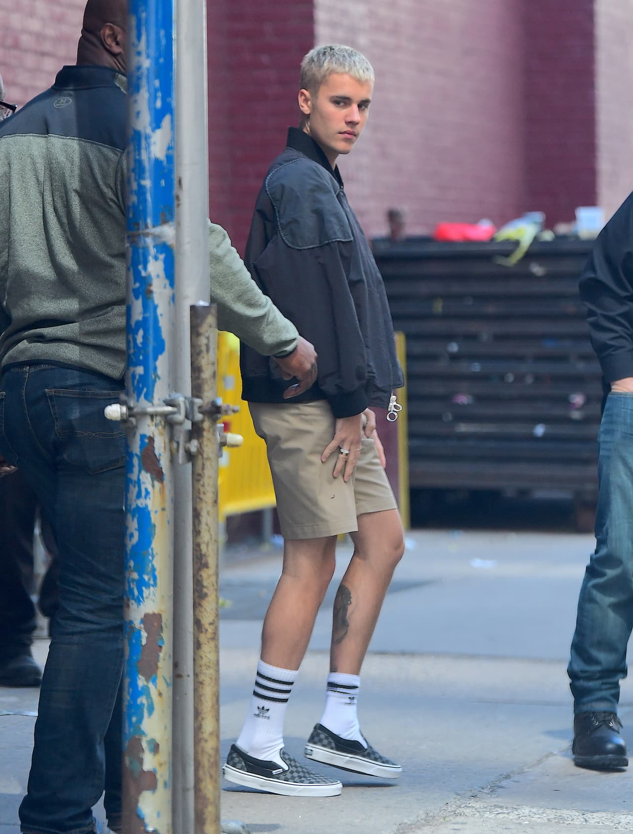 Justin Bieber, de pantalones cortos y dejando ver su tatuaje de Jesucristo en las piernas, estuvo dos horas en su servicio religioso. Al salir, abrazó y besó de manera afectuosa al Pastor Rich Wilkerson, quien ha ganado popularidad recientemente por ser amigo de Kourtney Kardashian.