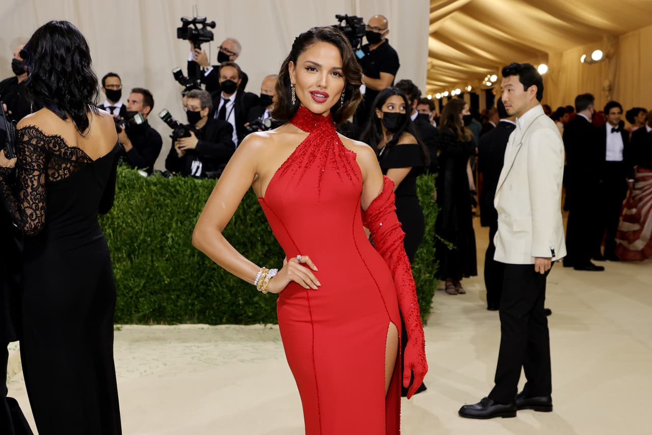 Eiza Gonzalez se enfundó en un diseño rojo de Versace
