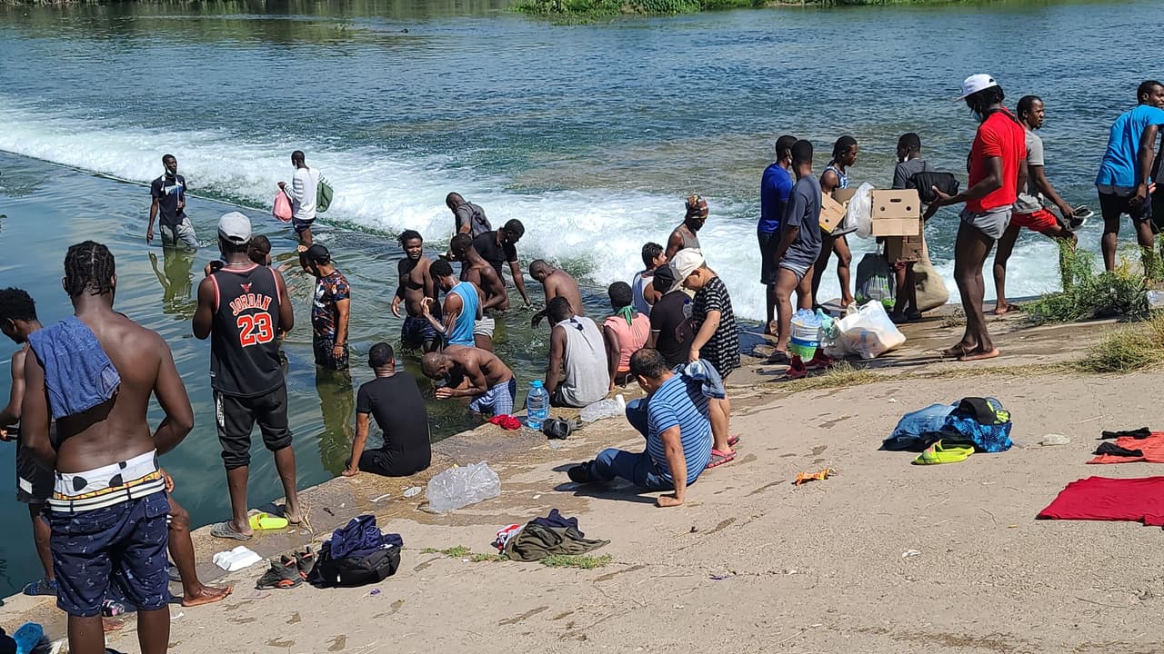 Los migrantes que buscan entregarse son enviados a 
<a href="https://www.univision.com/local/san-antonio-kwex/mas-de-5-mil-de-inmigrantes-duermen-bajo-un-puente-internacional-en-del-rio-video">esperar debajo del puente</a> y se les da un boleto para marcar su turno para ser procesados.