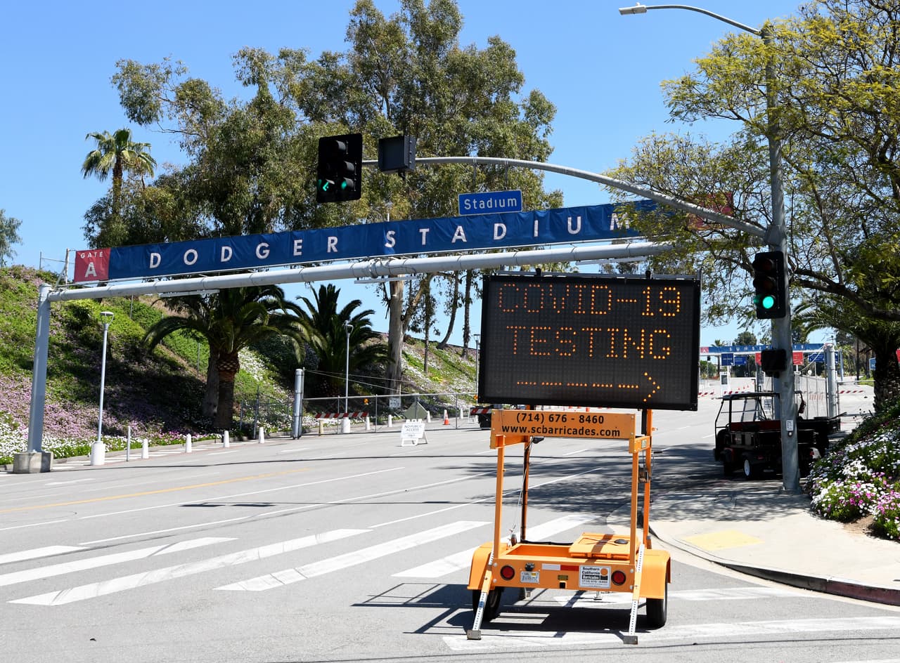 <b>14.- De histórico estadio de beisbol a megacentro de pruebas de coronavirus:</b>
<br>Como nunca en su historia, el estadio Chávez Ravine, sede de los Dodgers de Los Ángeles, su estacionamiento, no recibió a fanáticos, sino a miles de angelinos para someterse a pruebas de coronavirus.
<br>