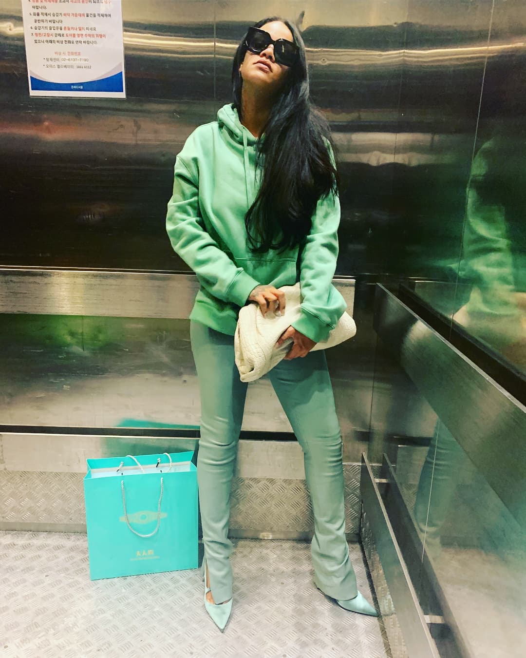 La estrella nacida en Barbados presentó su libro autobiográfico titulado 'Rihanna' el cual pesa 15 libras e incluye 1,050 fotos repartidas en 504 páginas, según devela el portal de 
<a href="https://therihannabook.com/" target="_blank">Phaidon</a>, editora que publica la pieza.