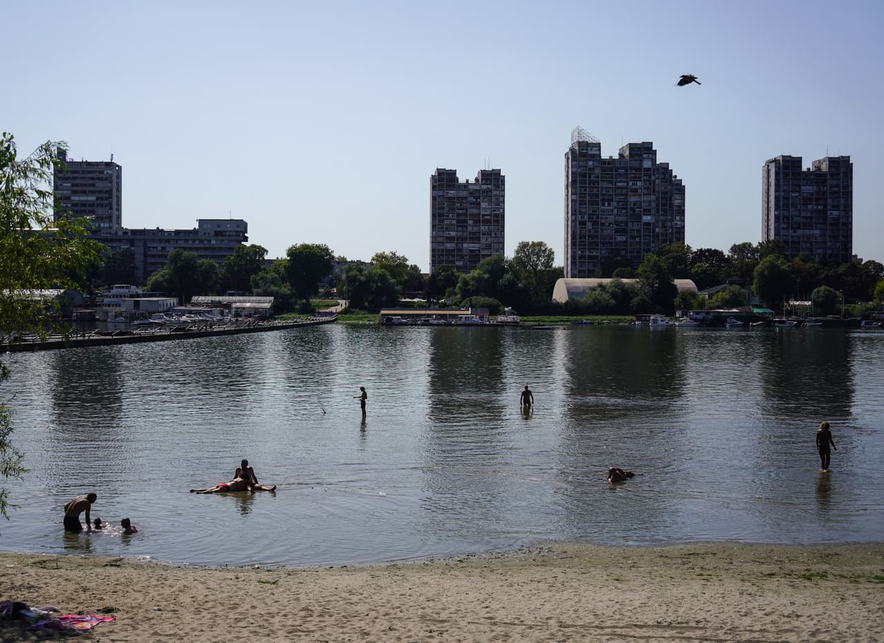 Unos bañistas se refrescan en las orillas del río Danubio, en Belgrado, el 19 de agosto. El Danubio, el río más largo de Europa Occidental, es un canal de navegación crucial que atraviesa 10 países.