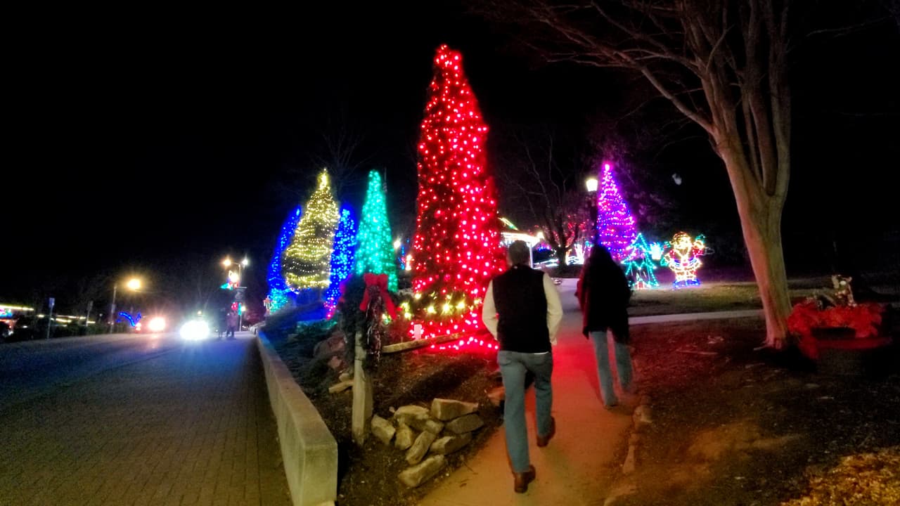 Helen también ofrece un sendero de luces gratuito.