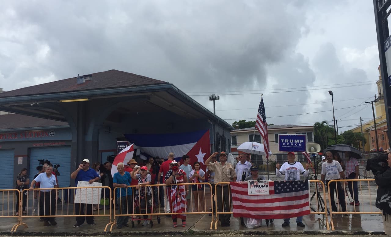 Los alrededores del teatro Manuel Artime de Miami, donde Trump anunció este viernes los cambios de la política estadounidense hacia Cuba, mostraron desde primera hora de la mañana la pasión con la que se vive en esta ciudad del sur de Florida cualquier decisión sobre la isla. De un lado estaban las personas que defendían los cambios propuestos por Trump.