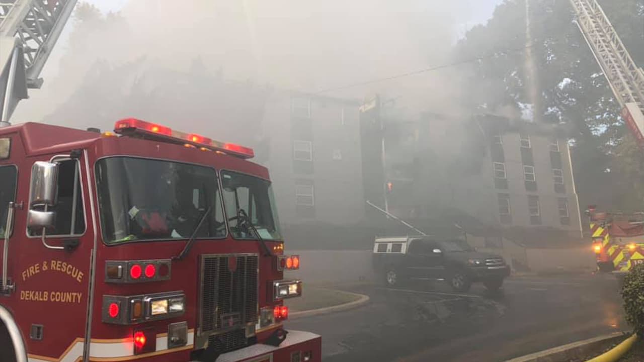 El incendio inició alrededor de las 4:40 de la tarde del jueves en Alderwood Trails, saliendo de North DeKalb Drive, cerca de Buford Highway, en las afueras de la I-285.