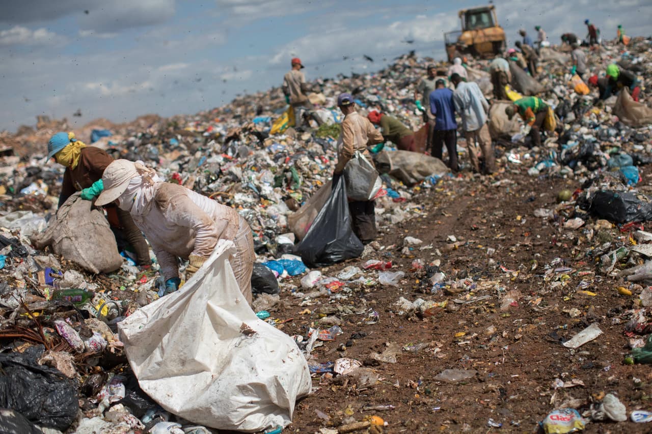 Los 'invitados' a la ceremonia, sin embargo, no estaban tan contentos tras recibir la noticia de que el basurero sería clausurado.