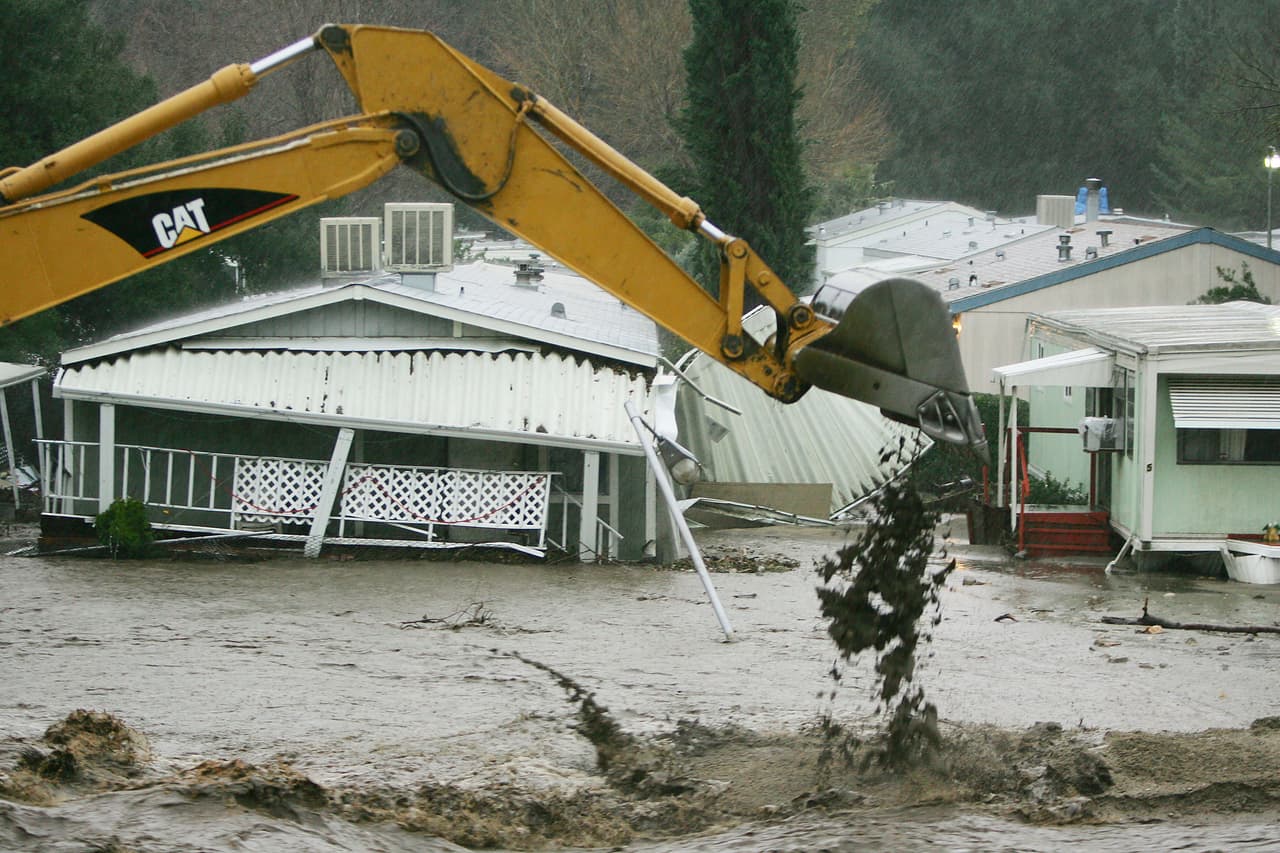 Las inundaciones de enero de 2005 en Santa Clarita, en California, causaron graves detrozos en viviendas. Una de ellas fue devorada por las aguas del río Santa Clara.