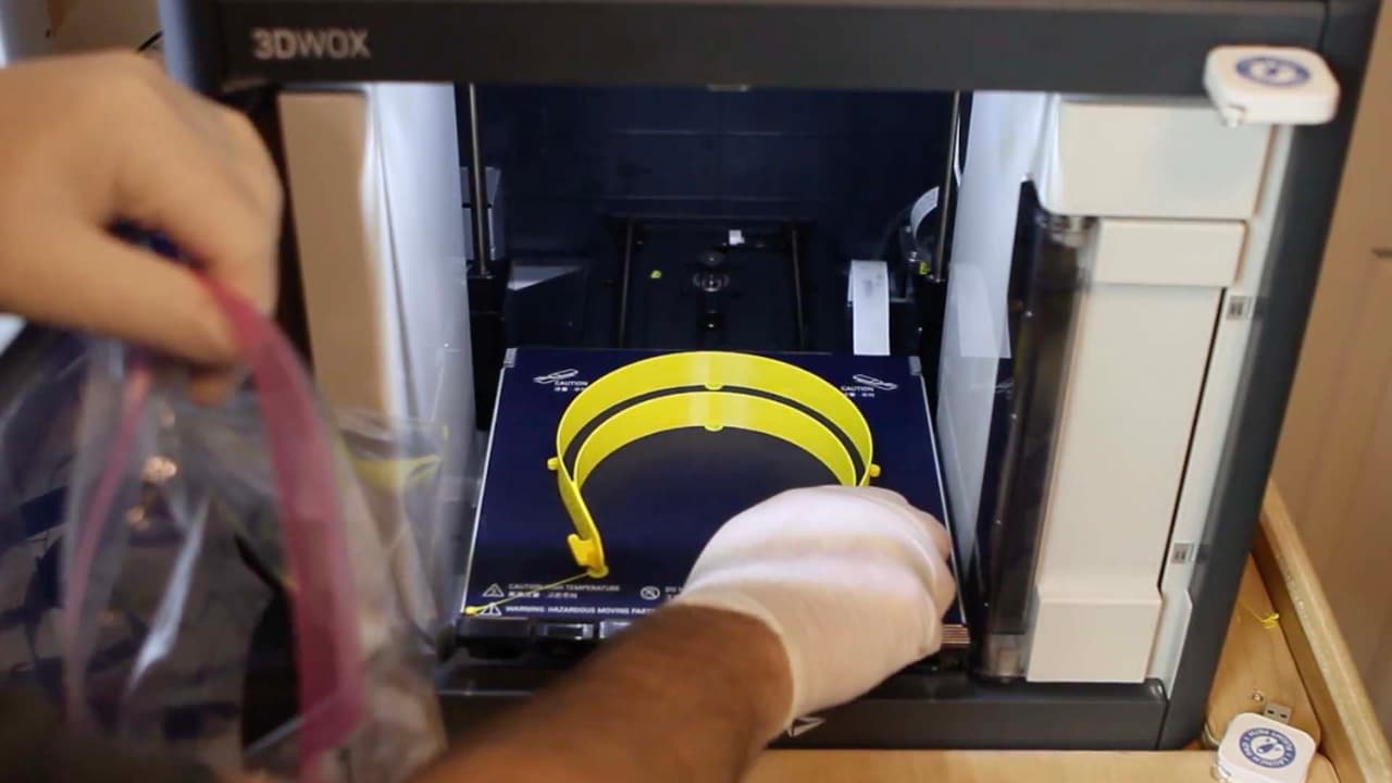 Chevron apoya los esfuerzos de ayuda en la crisis del coronavirus financiando el laboratorio 
<b><a href="https://blog.bakerripley.org/supporting-our-neighbors-in-this-new-normal/" target="_blank">Baker Ripley</a></b> Mobile Fab Lab Houston.