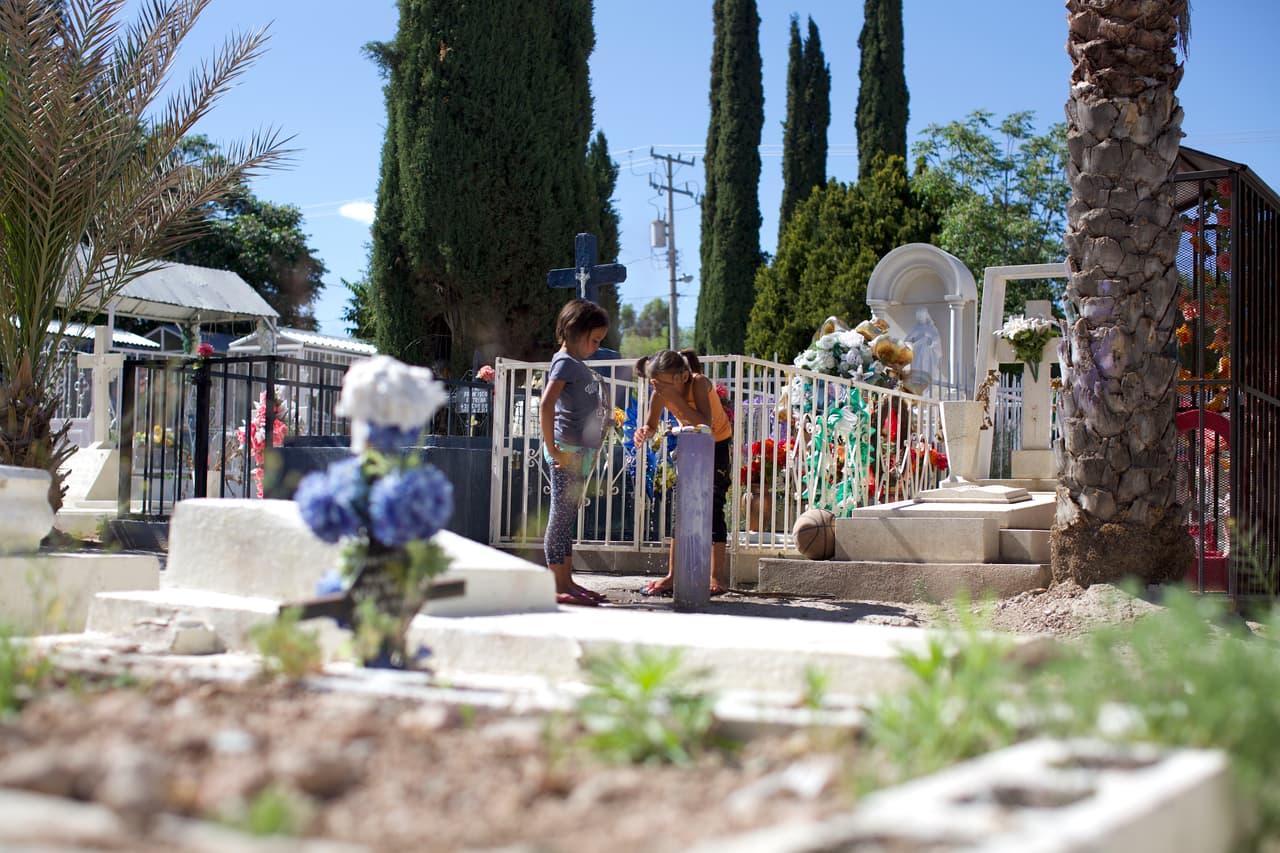 "Nunca pensé que iba a enterrarlos": perdió a sus hijos y ahora espera su turno para pedir asilo afuera de un cementerio