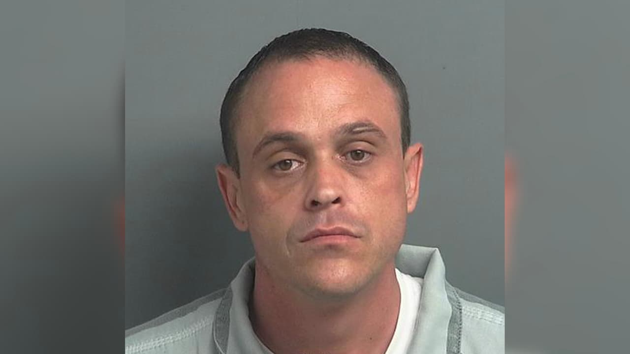 Ricky Paul Jr. Ayers, 39 años. Está acusado de conducir bajo los efectos del alcohol y reincidir. Su última dirección conocida es en la calle Walker Drive, en Conroe, Texas.