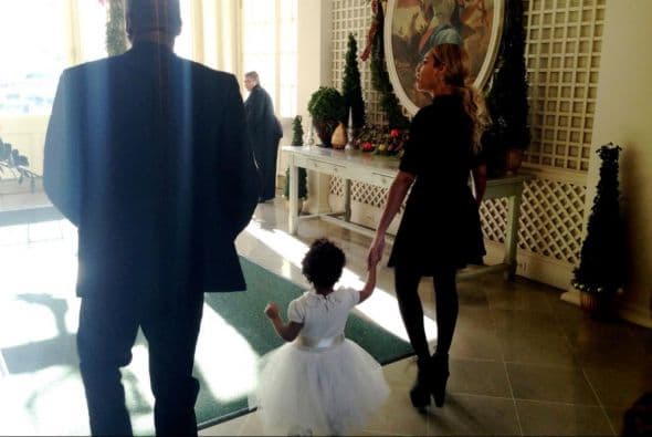 Lo mejor de todo es que Beyoncé y su esposo son buenos amigos de la pareja presidencial y son invitados a las mejores cenas y galas. En esta foto la pareja y la pequeña Blue Ivy están en la Casa Blanca.