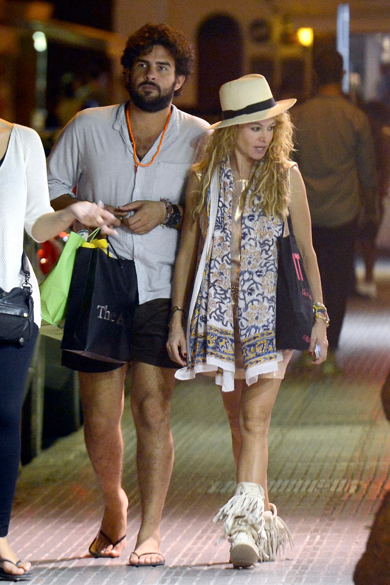 Luego de broncear su piel, la pareja salió de compras.