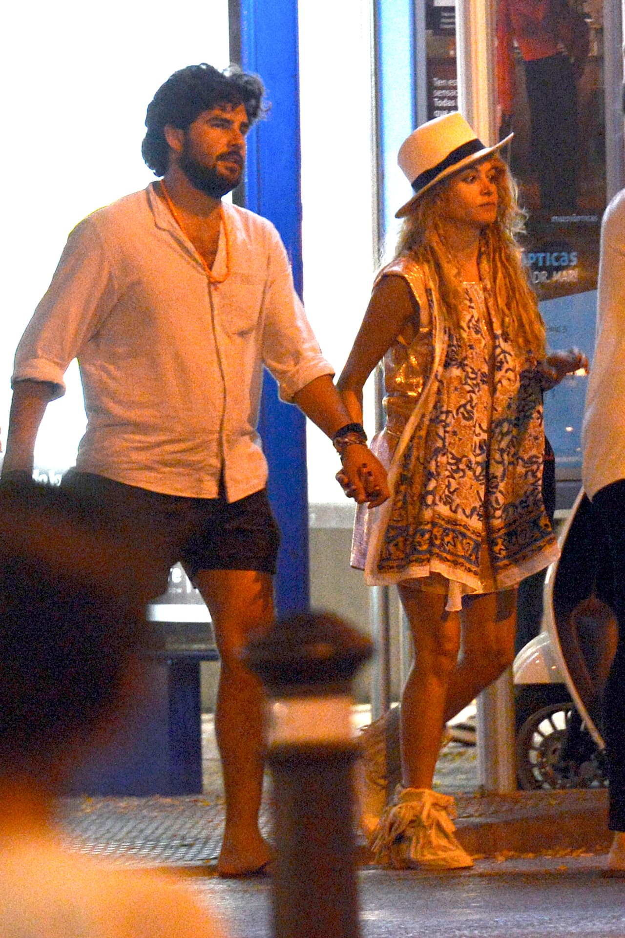 Más tarde, Paulina Rubio empezó una relación con Gerardo Bazúa en 2014, con quien concibió a Eros, quien nació en marzo de 2016.
<br>