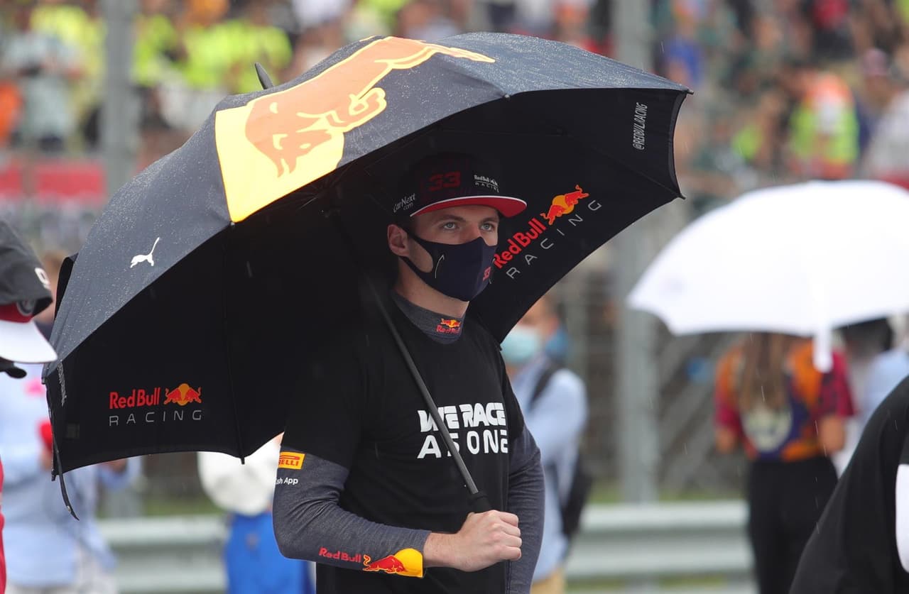 Esteban Ocon es campeón del Gran Premio de Hungría. La carrera se vio accidentada y detenida con bandera roja cuando Bottas se deslizó hacia la parte trasera del McLaren de Norris, quien se inclinó hacia el auto de Verstappen, y Bottas se estrelló contra el segundo Red Bull de Sergio Pérez. Stroll intentó zambullirse por el interior en la curva 1, pero golpeó el Ferrari de Charles Leclerc, que a su vez chocó contra Ricciardo. Vettel fue segundo y Hamilton consiguió la tercera posición.