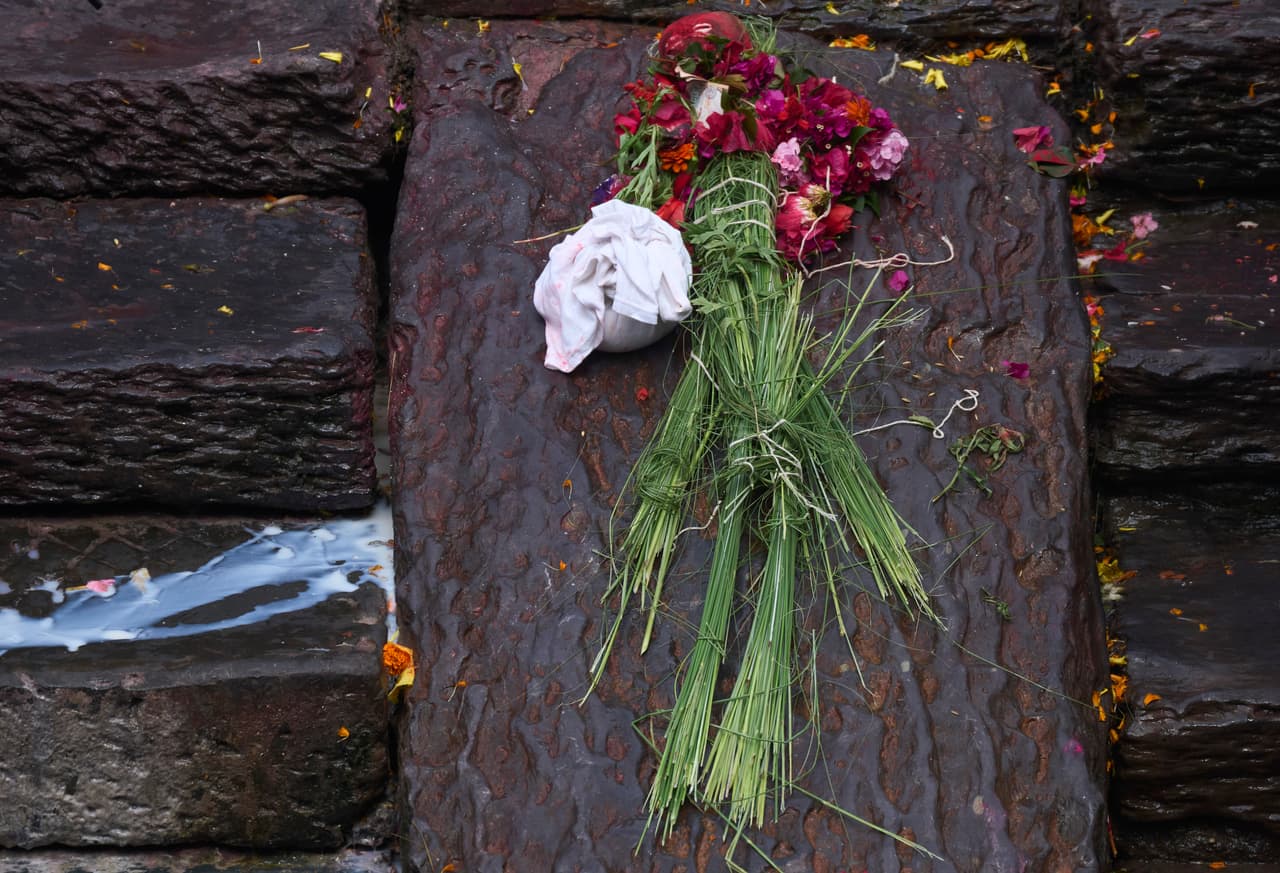 Una efigie de una persona desaparecida en las mortales inundaciones repentinas es colocada para realizar rituales durante un funeral simbólico a orillas del río Bagmati, cerca del templo de Pashupatinath en Katmandú, Nepal, el jueves 3 de septiembre de 2026.